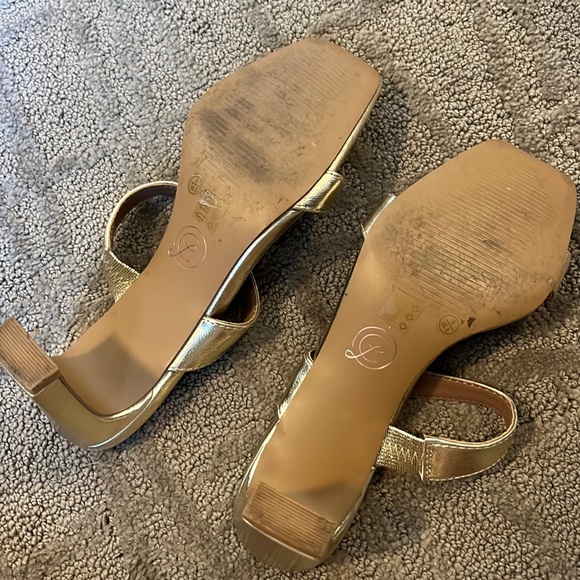 Size 6 Chinese laundry gold heels - Picture 3 of 3